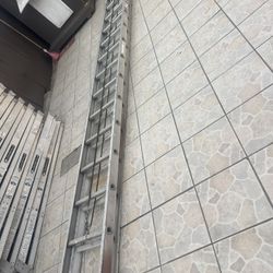 Escalera de 40 pues de aluminio buenas condiciones