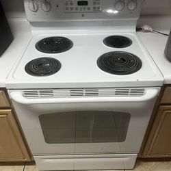 GE Stove + Magic Chef Refrigerator – Clean – Works Perfect