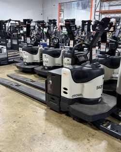12x 2022 CROWN Walkie/End-Rider Pallet Jacks (PE4500) Lease Returns Available - Delivery, Battery & Charger Included!