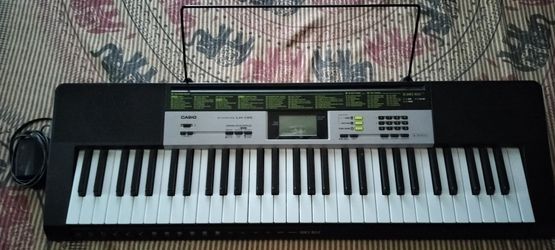 Like new Casio LK-135 61 keys keyboard piano