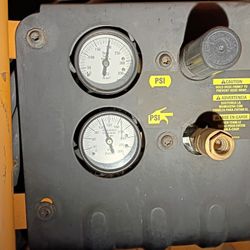 DEWALT COMPRESSOR  225 Psi  5.0 SCFM.      1.6 HO.   15 GAL