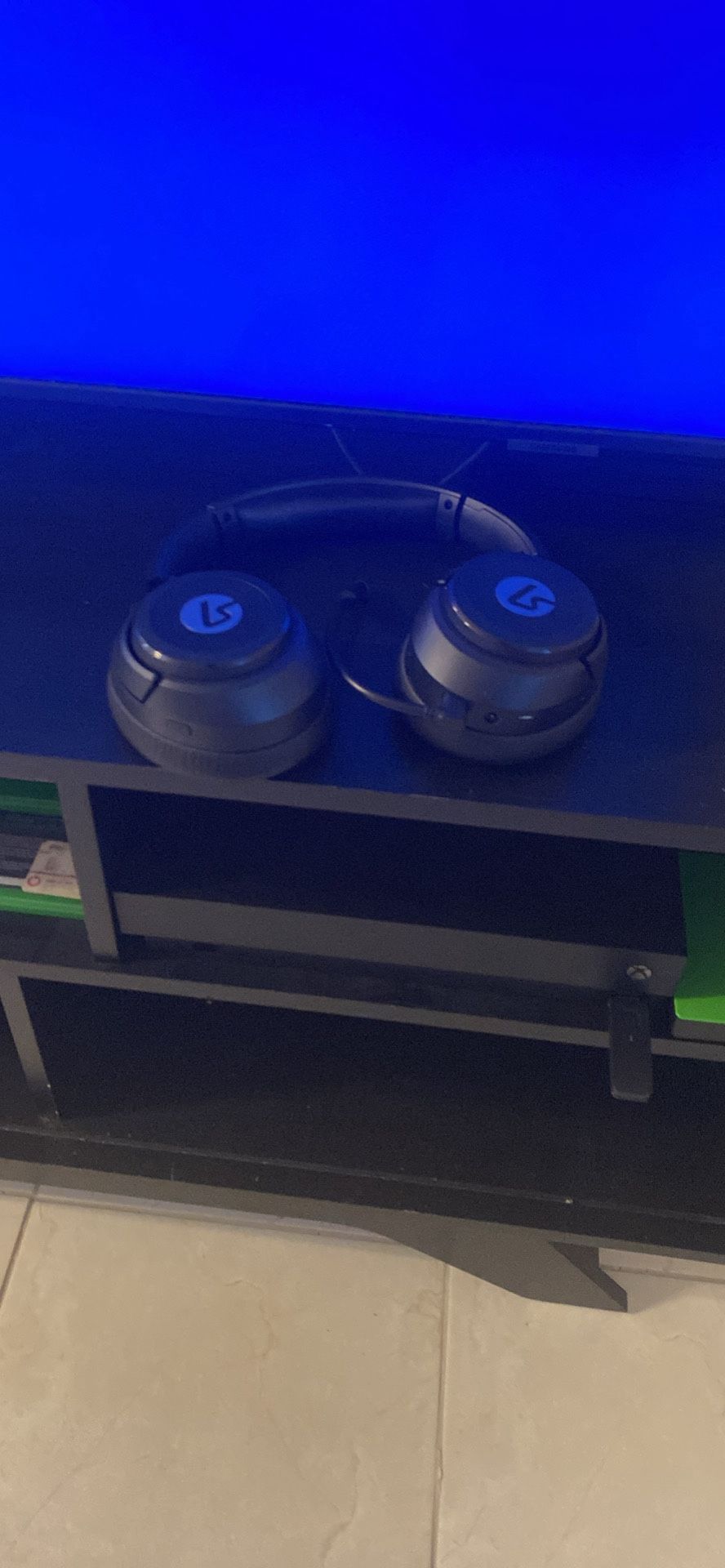 Selling My Xbox One X 1 Tb Come With Many Extras