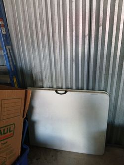 Folding table