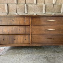 Mid Century Modern Broyhill Saga Dresser 