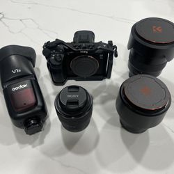 📸 Sony A7III Full Frame Camera Bundle – 24-105mm f/4 G + 85mm f/1.8 + 50mm f/1.8 + Godox V1 + Peak Design Strap