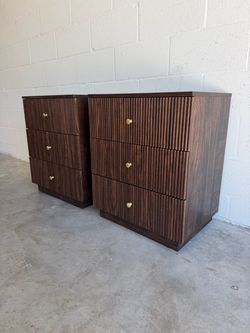 Walnut Fluted Nightstands ā Mid Century Modern ā Power Outlets & USB Ports ā Brand New!