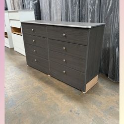 8 drawers dresser/ Eight drawers dresser
