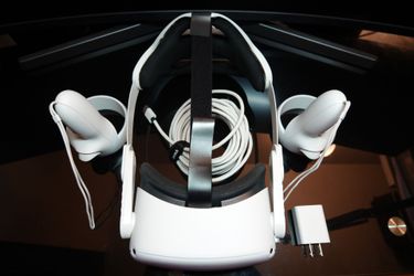 Rarely Used Oculus Quest 2 w/Adjustable Headstrap