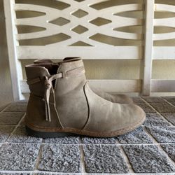 Women’s Boots Size 8 