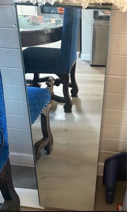 Mirror pedestal