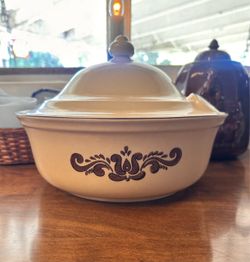 3 Quart Pfaltzgraff Village Round Casserole Dish with Lid- Vintage 1970s #320