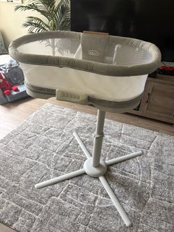 HALO BassiNest Luxe Swivel Sleeper – Excellent Condition – Barely Used