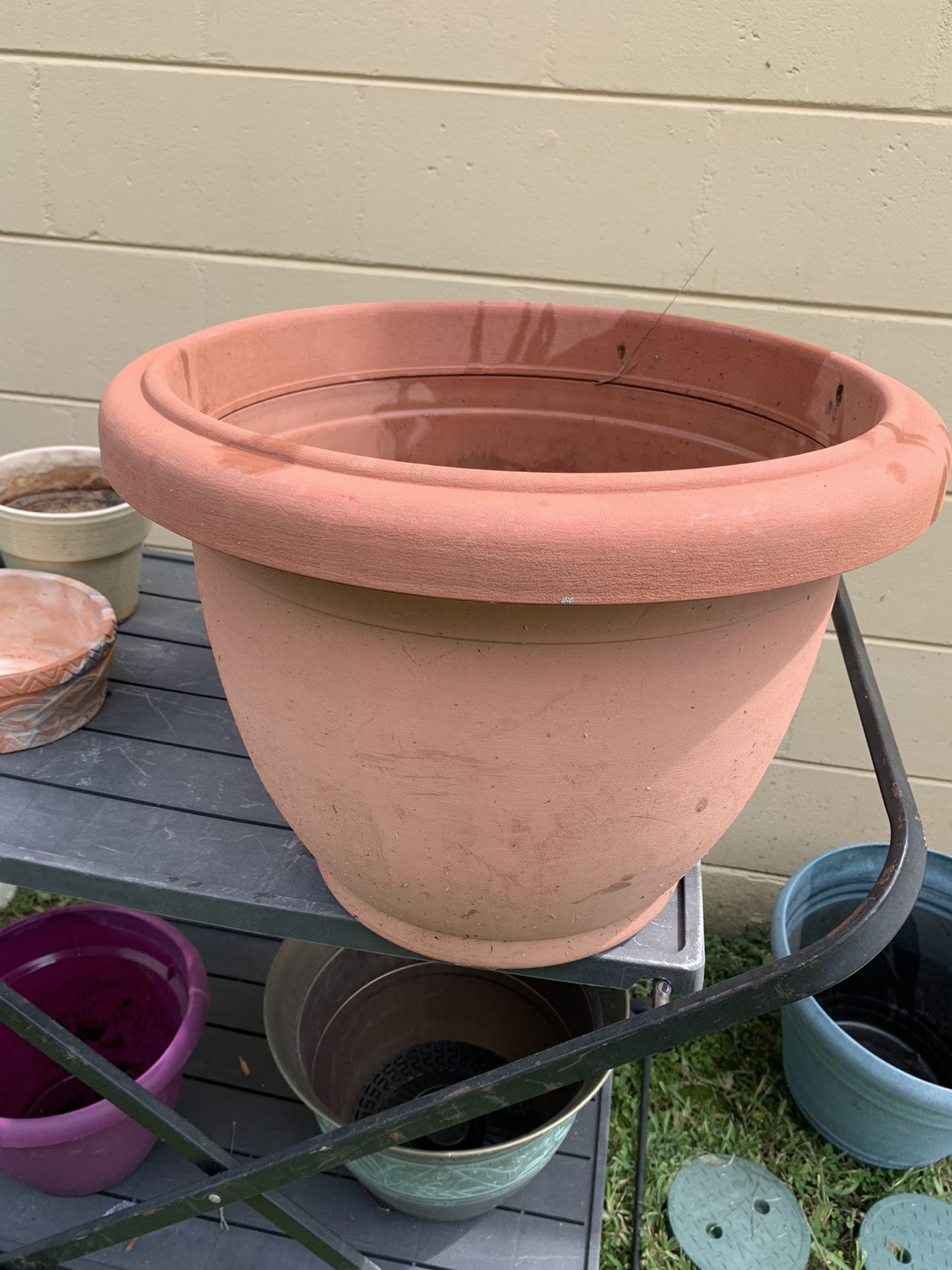 Pending Medium coral color plant pot 17x14 Diamwter