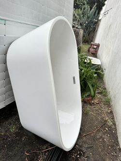 (Make an offer) Modern stand alone tub