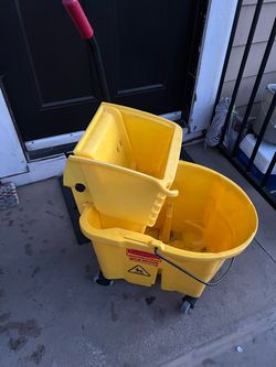 Mop bucket with wringer