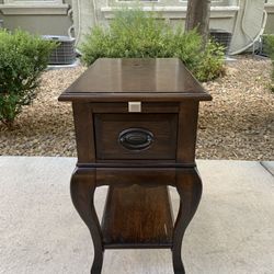 Lane Home Furnishings End or Side Table with Power Outlets