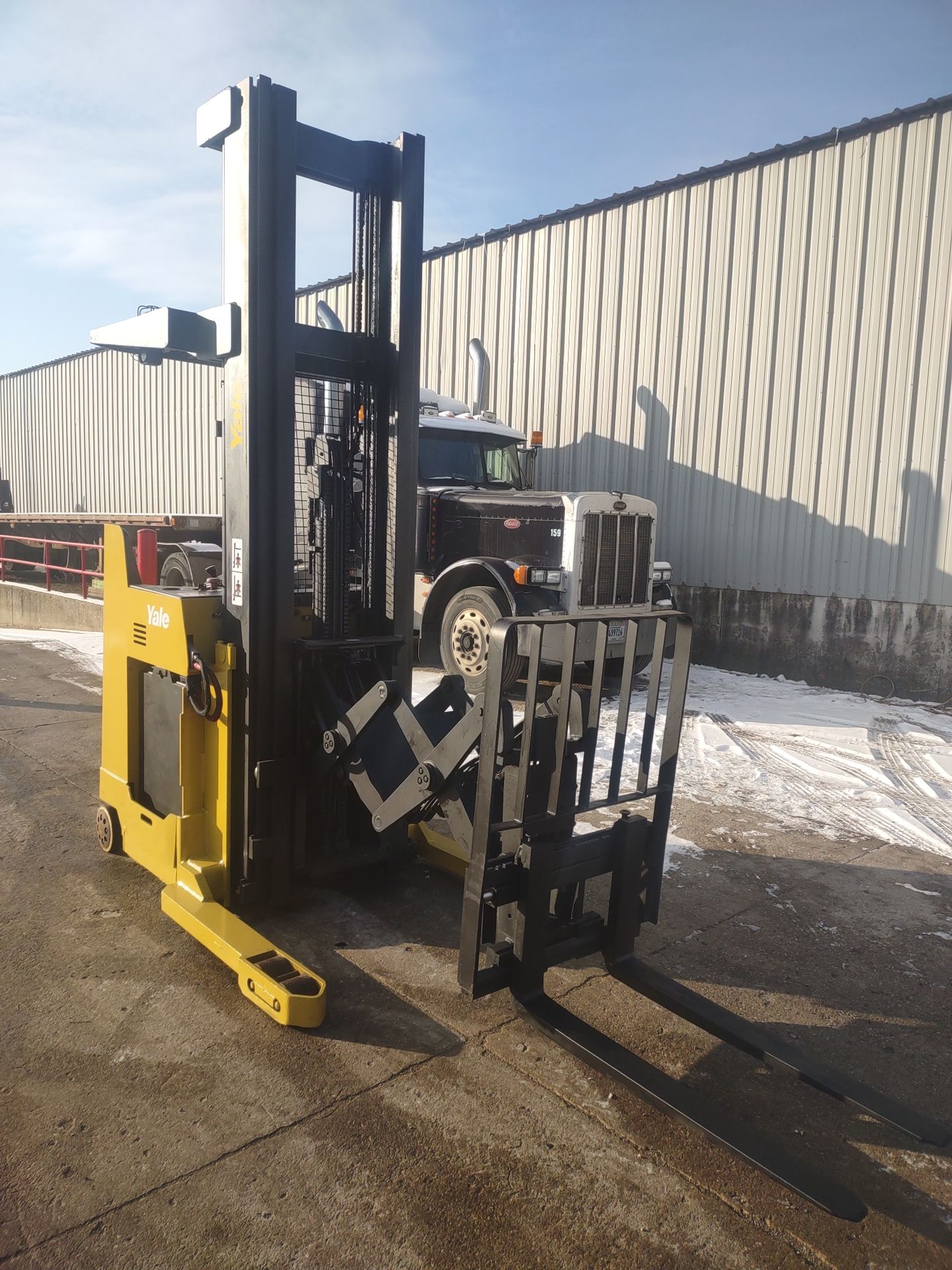 FOR SALE A YALE DOUBLE REACH FORKLIFT. MODEL NDR030CBN. 125/280 FF TSU MAST W/ SIDESHIFT,36V USED BATTERY. IT'S IN GOOD WORKING CONDITION. NO LOW BALL