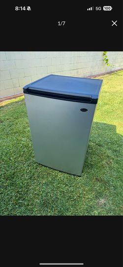 SANYO. Mini refrigerator features. A stainless steel door. Black body.33”xH. 21”x W.21”xD… great condition$80
