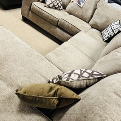 Stunning Stylish Reversible Chaise Sectional!