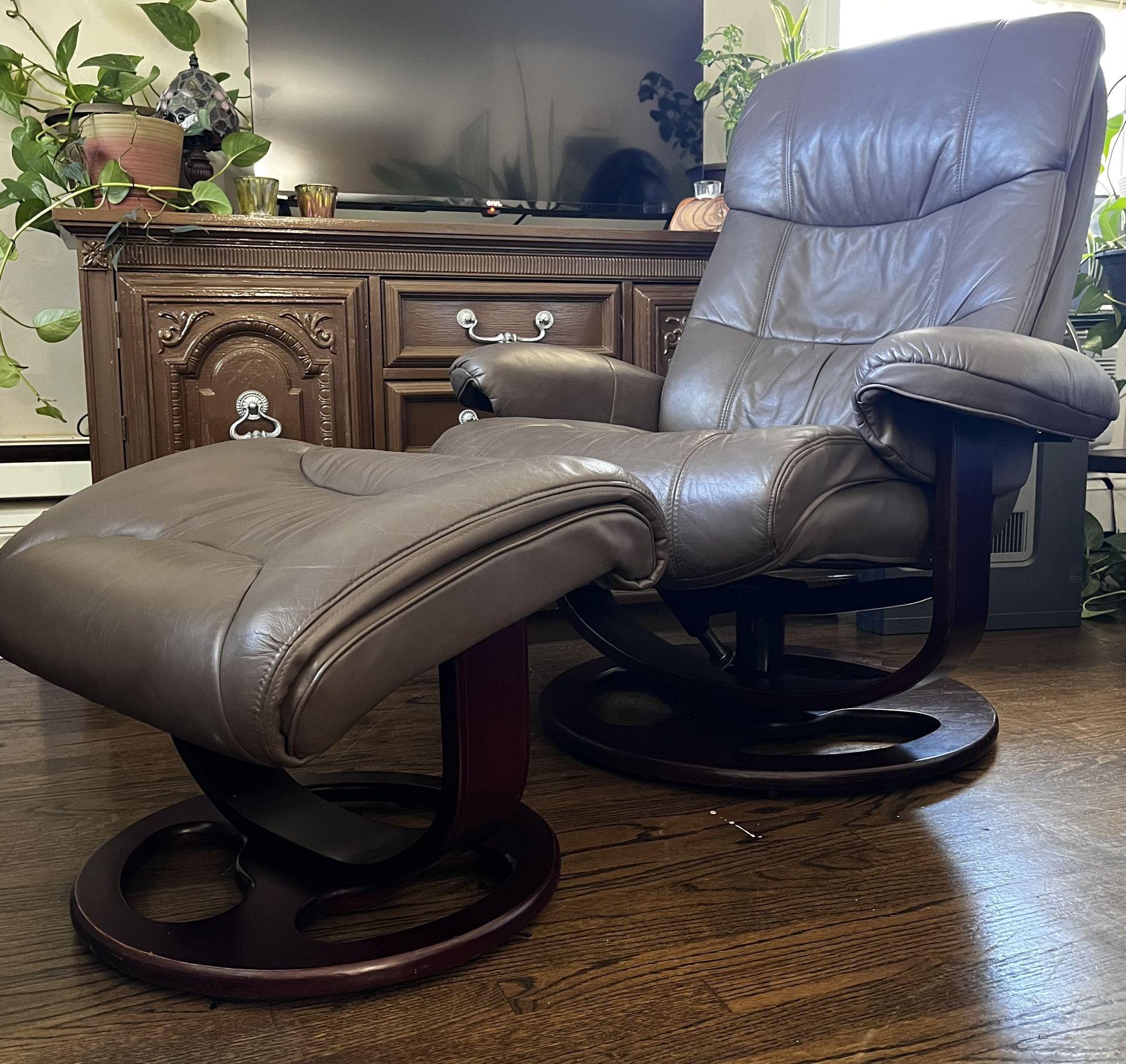 🚚 Lane ‘Stressless’ Rebel Leather Recliner Chair & Ottoman - Delivery Available