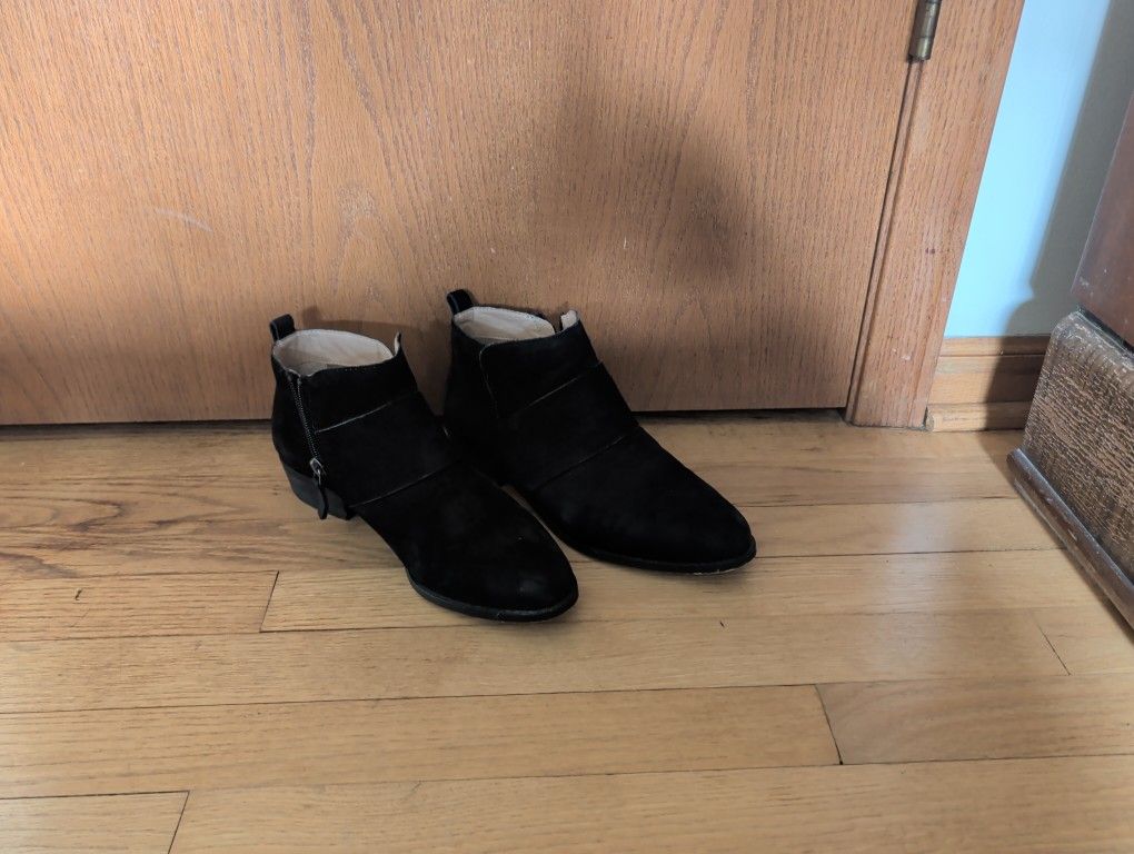 Susina Fenton black suede ankle booties. Size 9