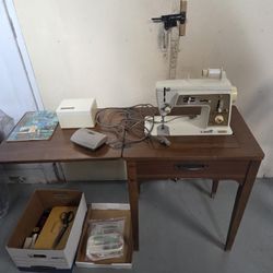 Singer Touch & Sew Deluxe 640 W/cabinet