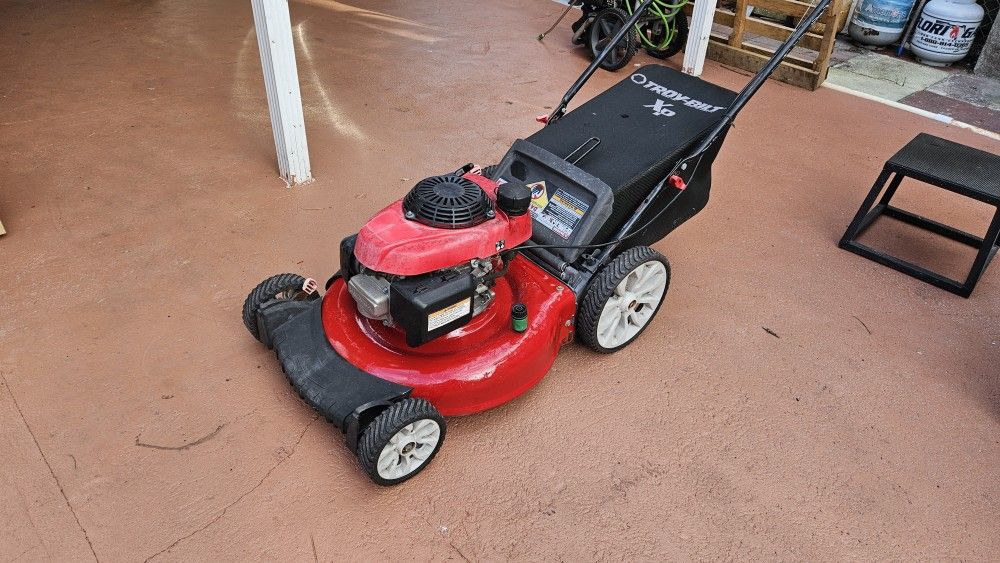 Lawn Mower Honda With Bag To Pick Up The Grass 21"cut