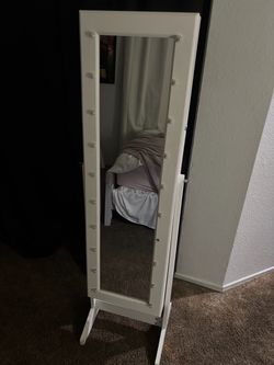 Mirror jewelry cabinet