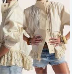 Cream lace blouse with ruffled hem and lace trim #romantic #feminine size large