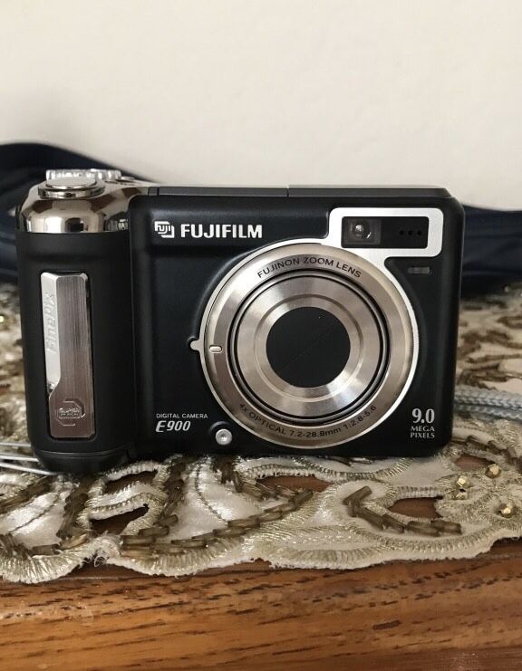 Fujifilm Finepix E900 9MP Digital Camera