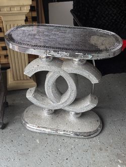 Channel vase and table