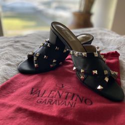 ROCKSTUD BLACK SLIDE SANDAL 60 MM   - Matching studs  - Heel height 60 mm