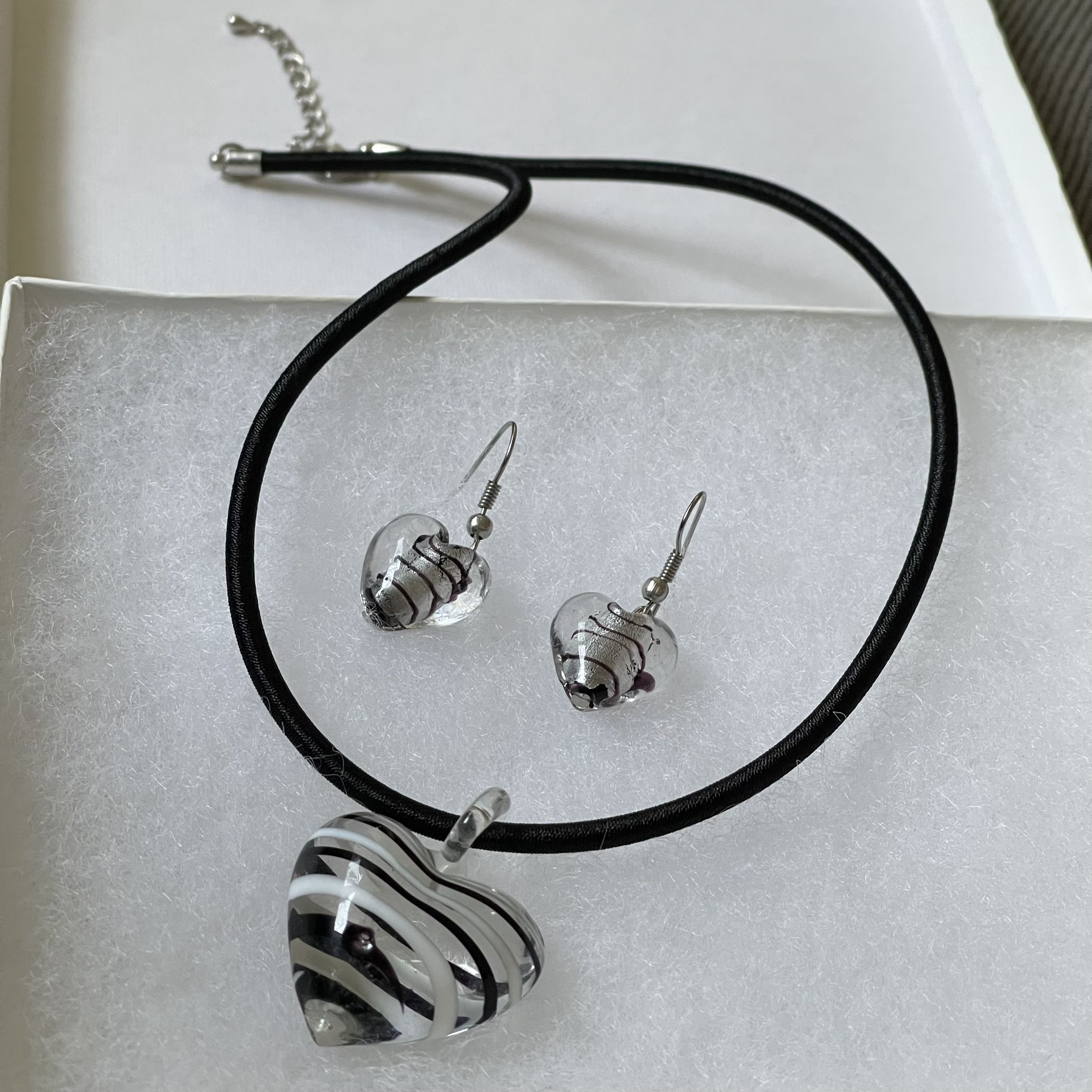 Black/White Heart Glass Pendant Necklace & Earrings 