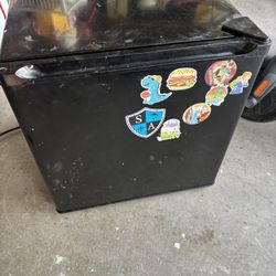 Mini fridge 