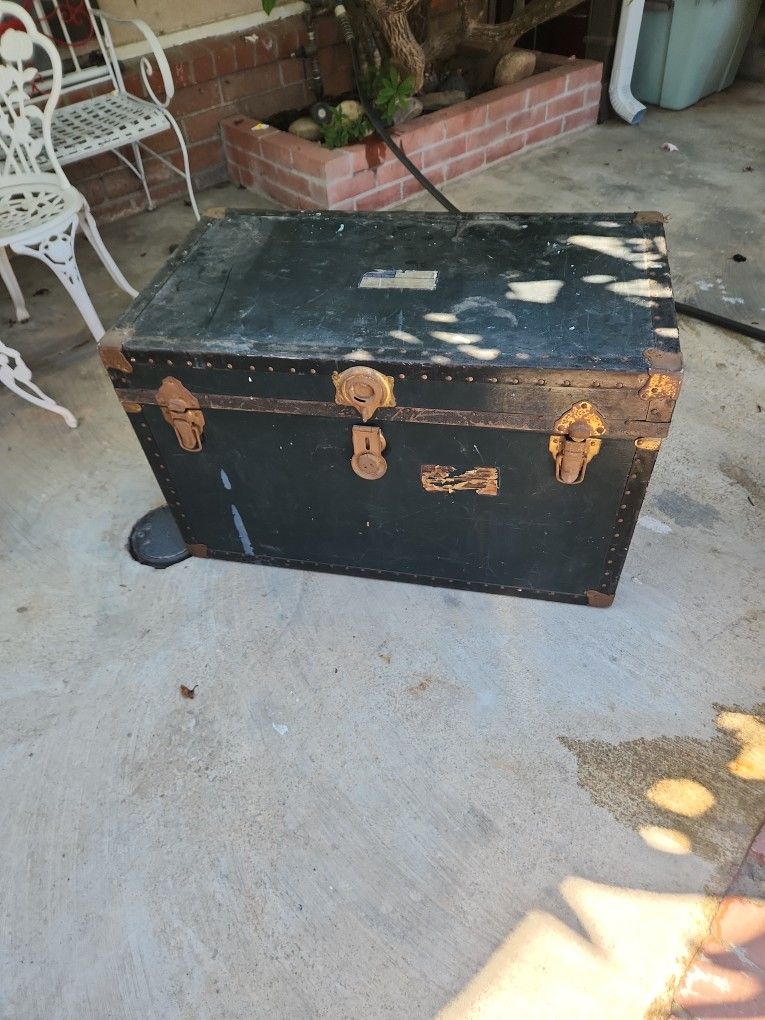 Vintage Trunk. NO KEYS