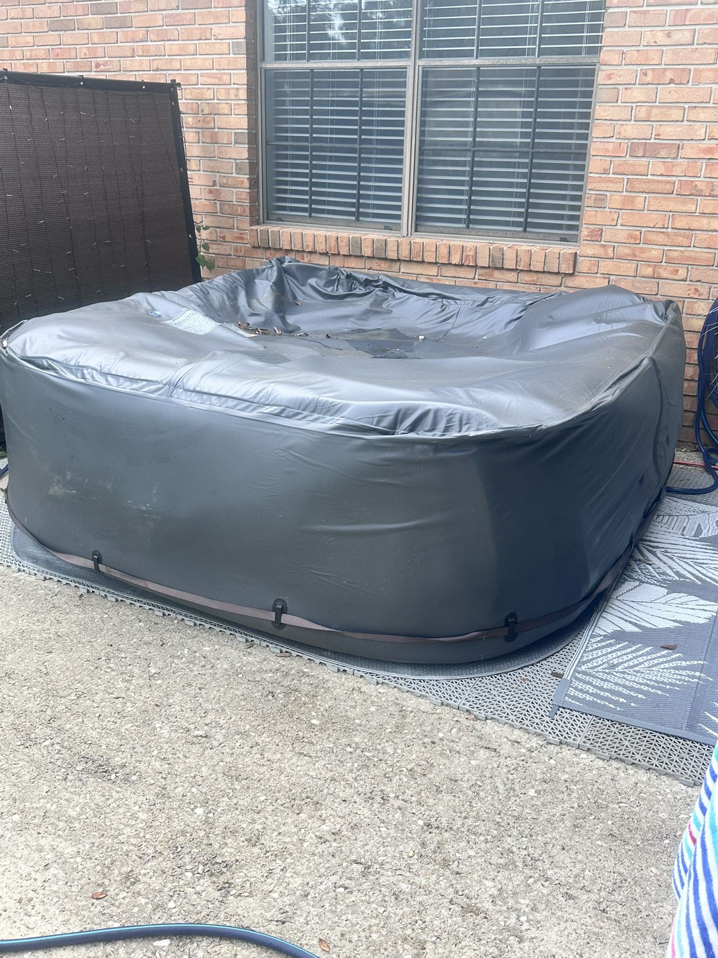 6-Person Intex Inflatable Hot Rub W/accessories