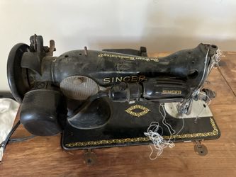 Vintage 1952 Singer Model 15 Sewing Machine in Wooden Cabinet