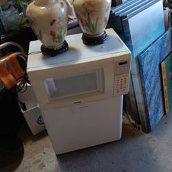 Microwave White Under Counter 