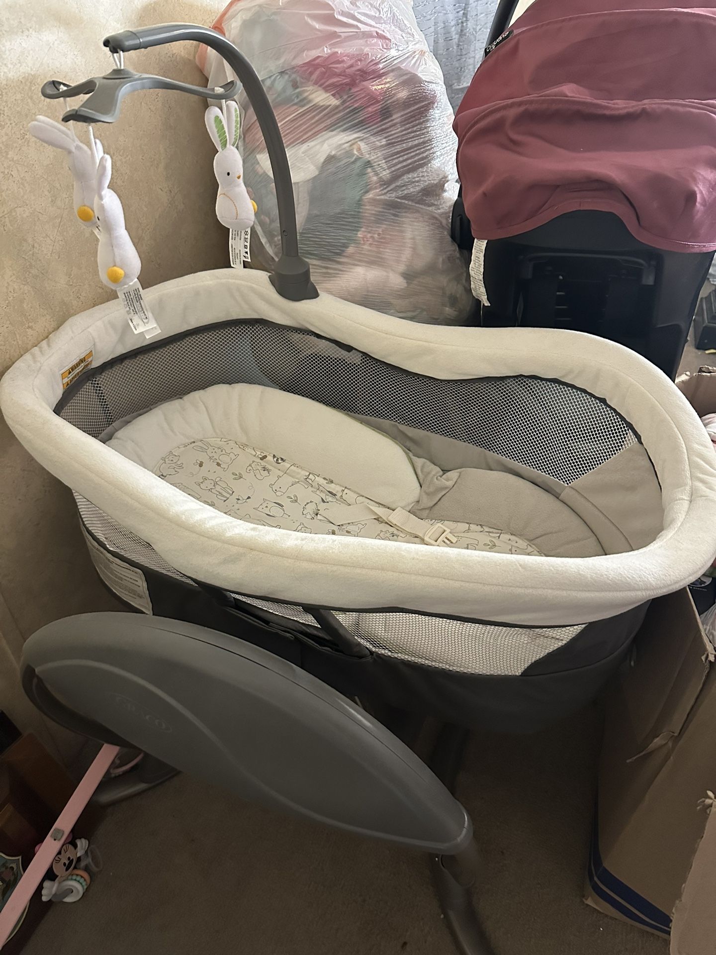 Graco Soothing Glider Bassinet