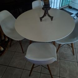 Mesa De Cuatro Sillas En Buenas Condiciones