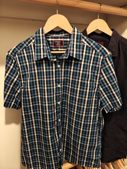 Large UNTUCKit short sleeve button up shirt
