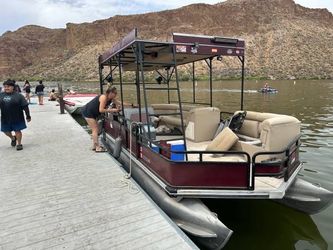 Party pontoon boat