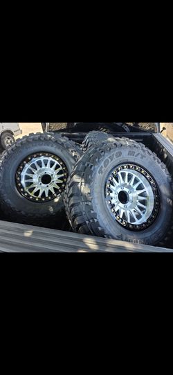 17" KMC beadlocks w- 35x12.50R17 Toyo MT tires