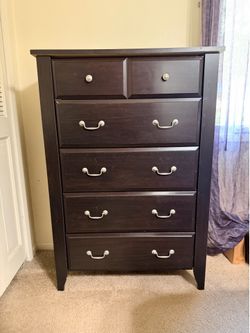 5 drawers chest w/safety system lock.