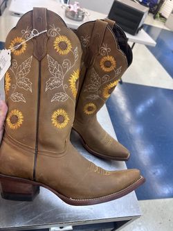 Woman sunflower boots 🌻