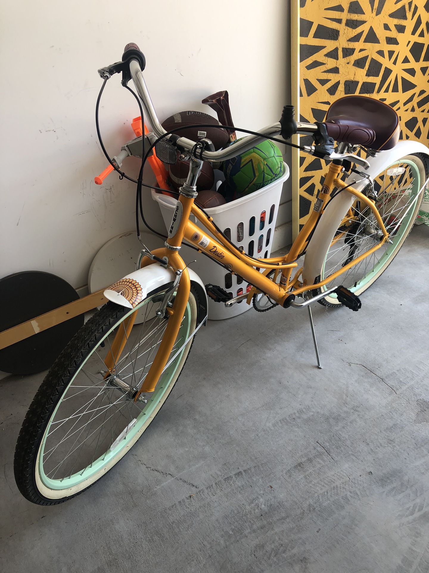 Schwinn Beach Cruiser/Mrs. Banana