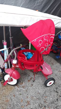 Radio Flyer baby ride and push tricycle converts to tricycle it is missing the pole to push the baby