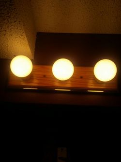 3 bulp wooden light fixture