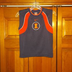 SIZE 5 UNIVERSITY OF ILLINOIS SLEEVELESS SHIRT FROM NIKE WITH SEWN ON LETTER AND LOGO 