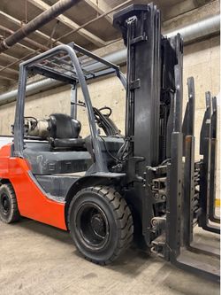 TOYOTA M8 forklift 5500 lb,3 stage, side shift, single double LOW HOURS
